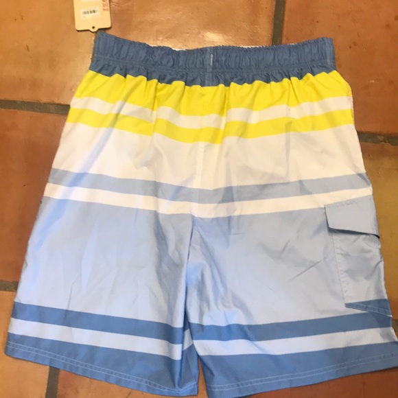 I ZOD Men’s Swimsuit - Picture 3 of 3